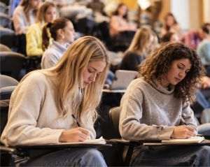 Peste 36.000 de studenţi vor primi burse sociale în acest an universitar